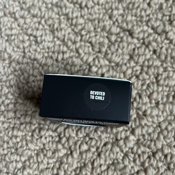 mac powder kiss soft matte shadow in devoted to Chili - Picture 2 of 2